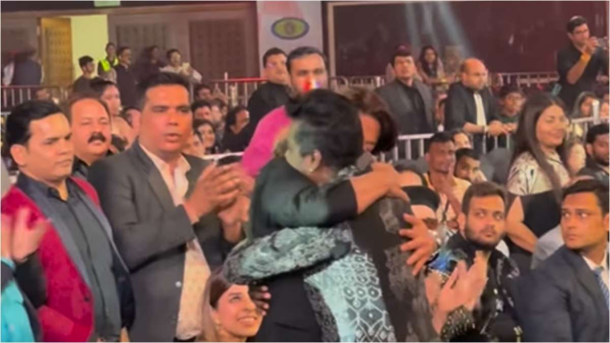 Atlee Kumar happily touched Shahrukh Khan's feet after receiving the award, King Khan hugged him - India TV Hindi