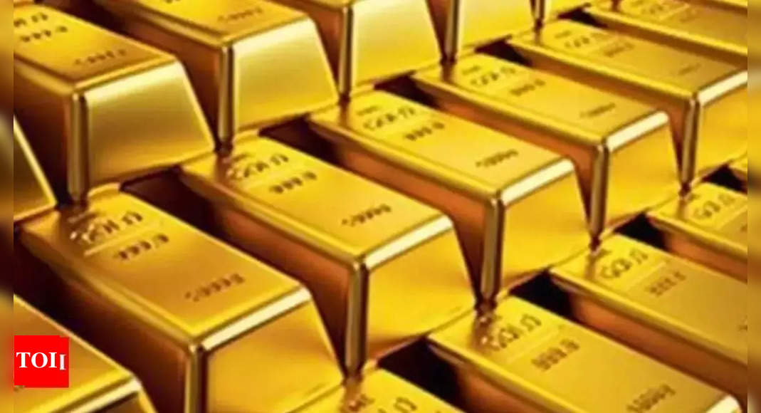 Gold nears peak on weak US eco data - Times of India