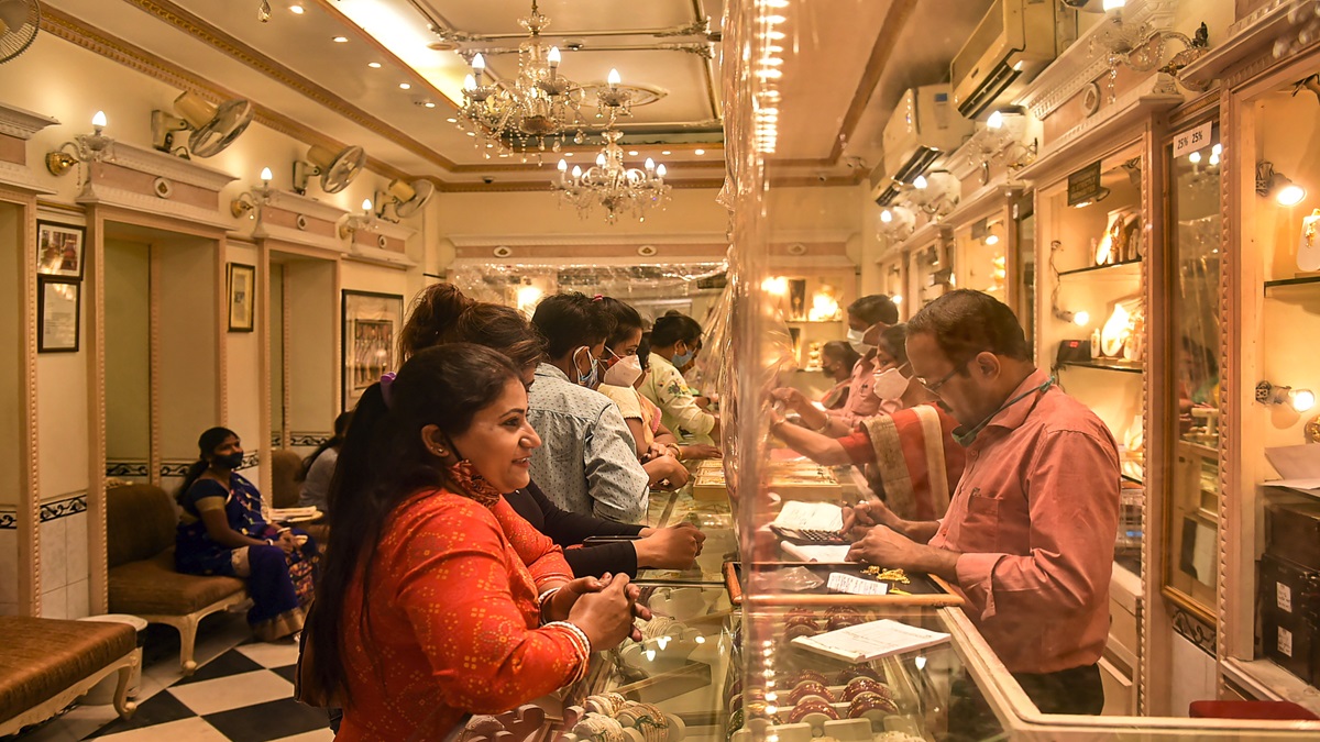 Gold and silver prices in Delhi are at an all-time high, know the latest rate of 10 grams of gold - India TV Hindi