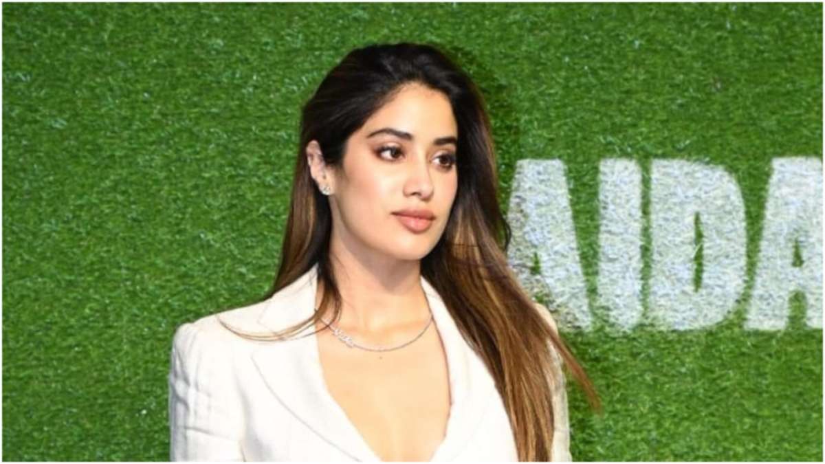 Jhanvi Kapoor confirmed her relationship by wearing Piya's name necklace around her neck - India TV Hindi